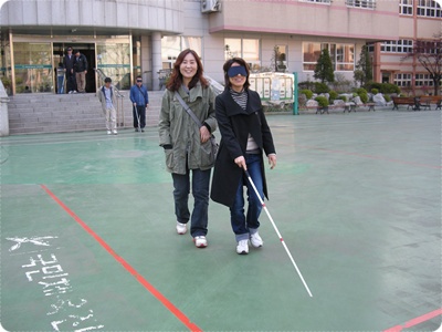 시각장애체험 모습-흰지팡이보행